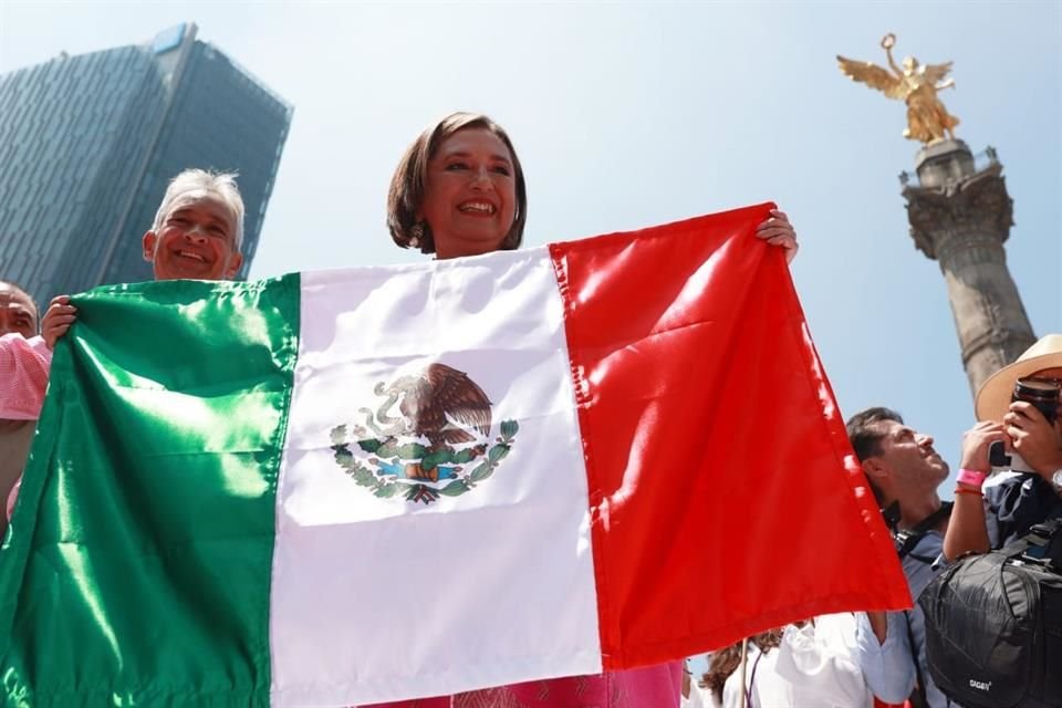 La senadora fue arropada por organizaciones sociales y los que se identifican con la 'marea rosa'.