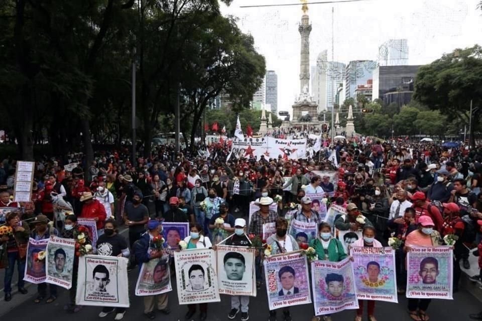 Padres de los 43 normalistas de Ayotzinapa.