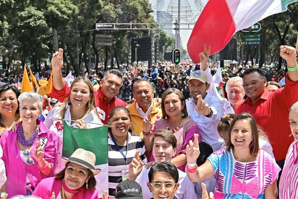 EN un evento al que asistieron decenas de personas, Xóchitl Gálvez recibió su constancia por el frente opositor.