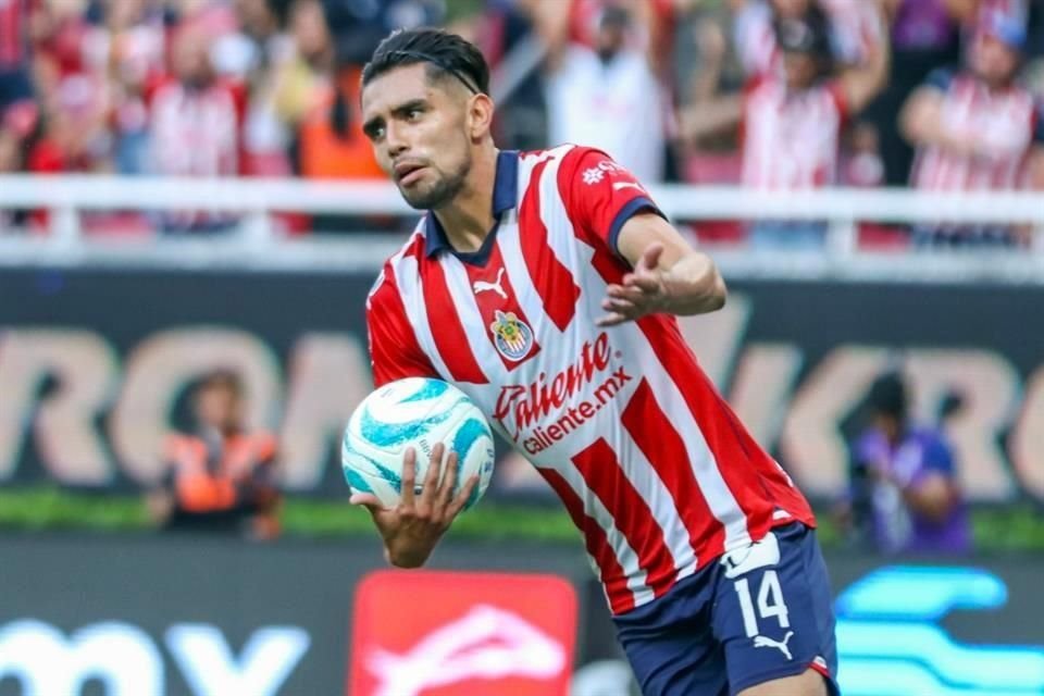 Ricardo Marín descontó por Chivas con un cabezazo.