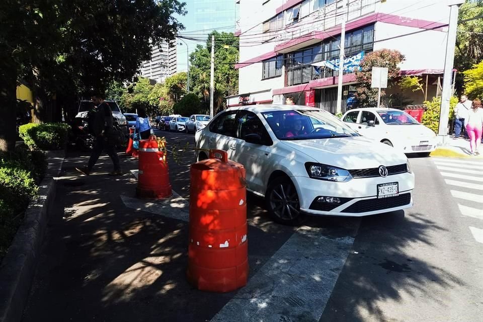 Los lugares se apartan desde temprano y hasta las entradas de cocheras se usan.