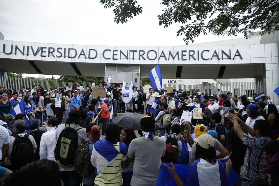 Manifestantes en una protesta fuera de la jesuita Universidad Centroamericana el 2 de agosto de 2018.