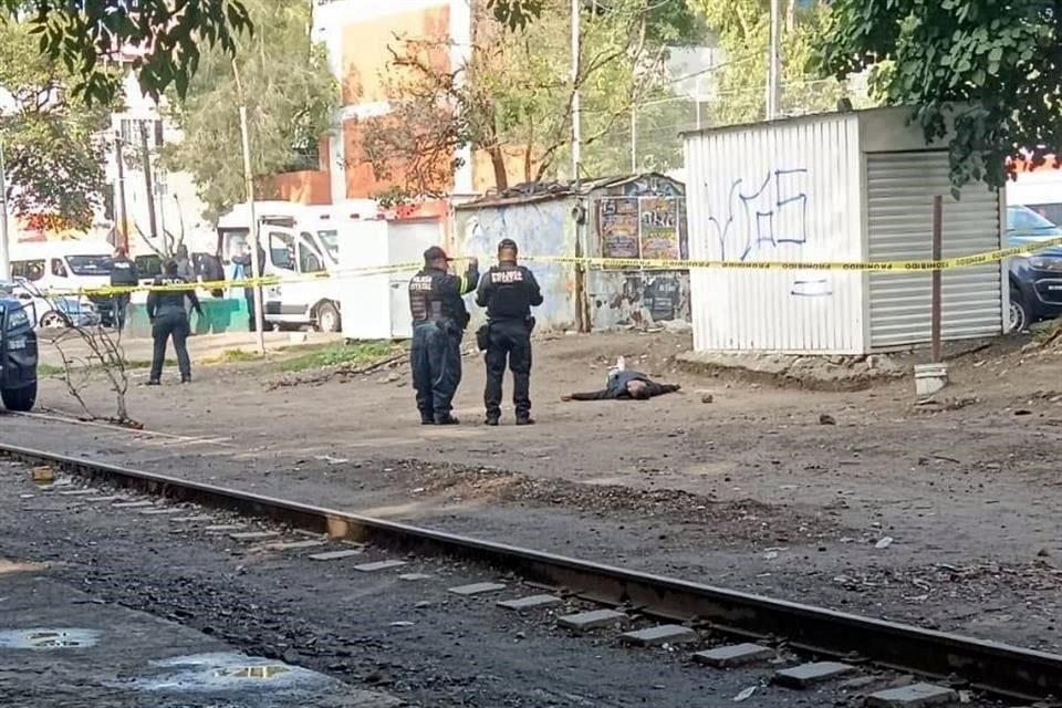 El cadáver de un hombre fue localizado esta mañana en Naucalpan; de acuerdo con reportes, la víctima tenía unos 25 años de edad.