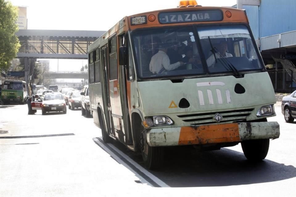 Circula camión de la Ruta 100 que otorga servicio en la ciudad