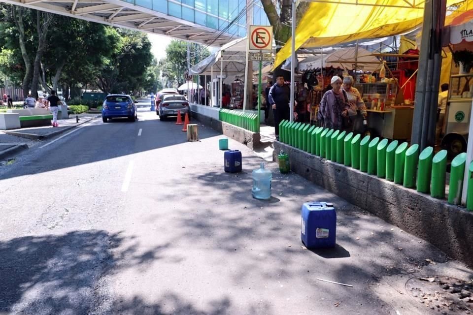 Franeleros incluso utilizan tambos para apartar lugares.