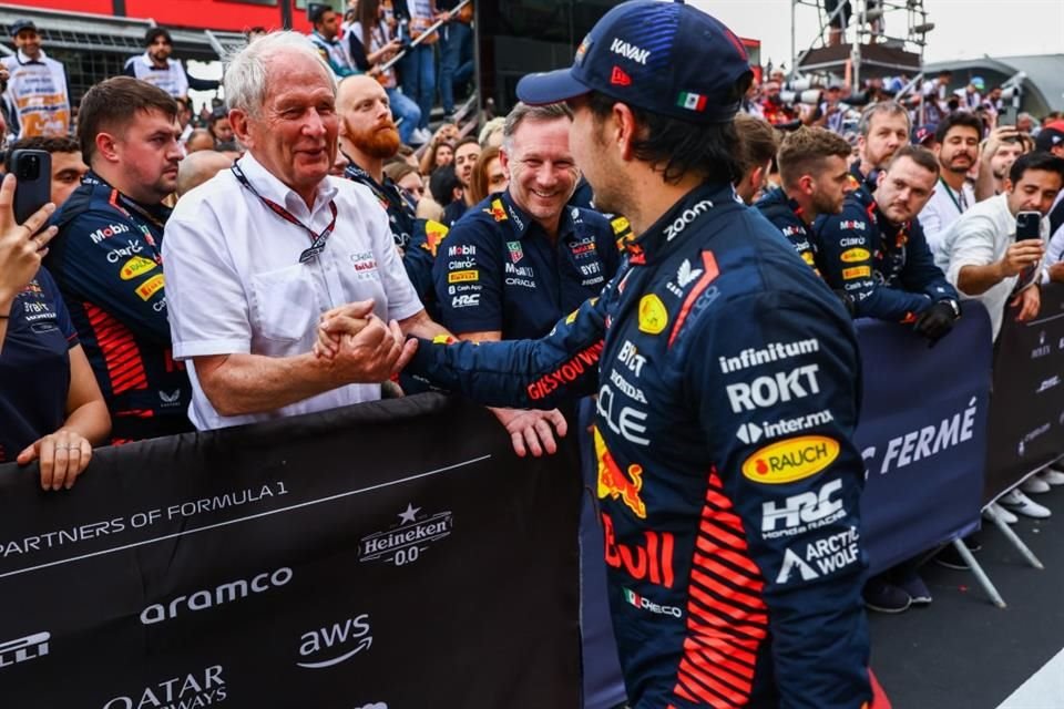 Helmut Marko y Sergio Checo Pérez, durante la temporada 2023 de la Fórmula Uno.