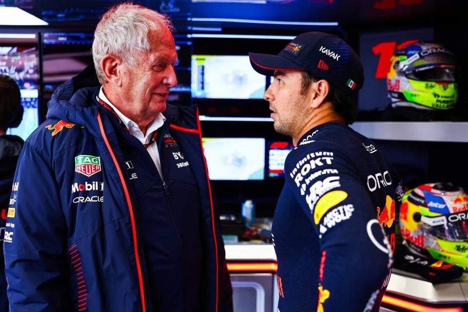 Helmut Marko y Sergio Checo Pérez, durante la temporada 2023 de la Fórmula Uno.