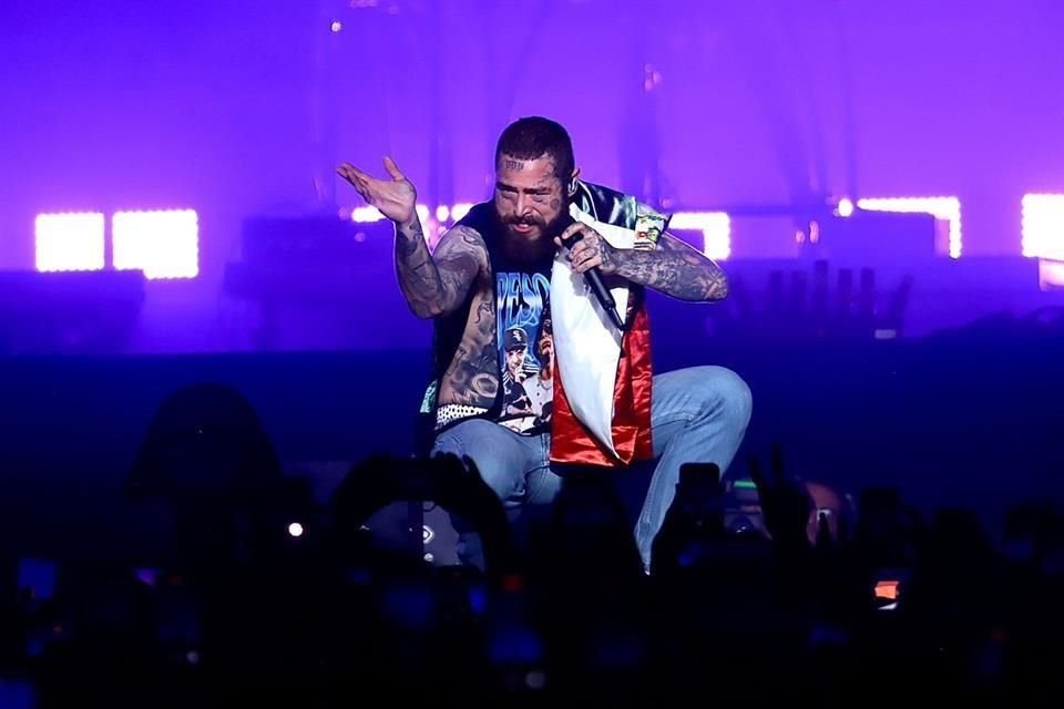 En un momento del espectáculo, Post Malone se arropó con una bandera de México.