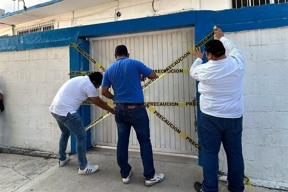 Los inconformes colocan cinta para no pasar en un plantel.