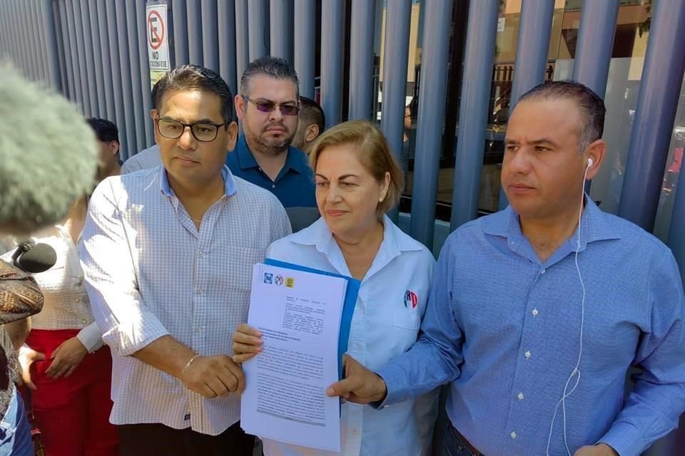 Líderes partidistas acusan que Gobierno de BC mantenga a Jáuregui Santillán en el puesto.