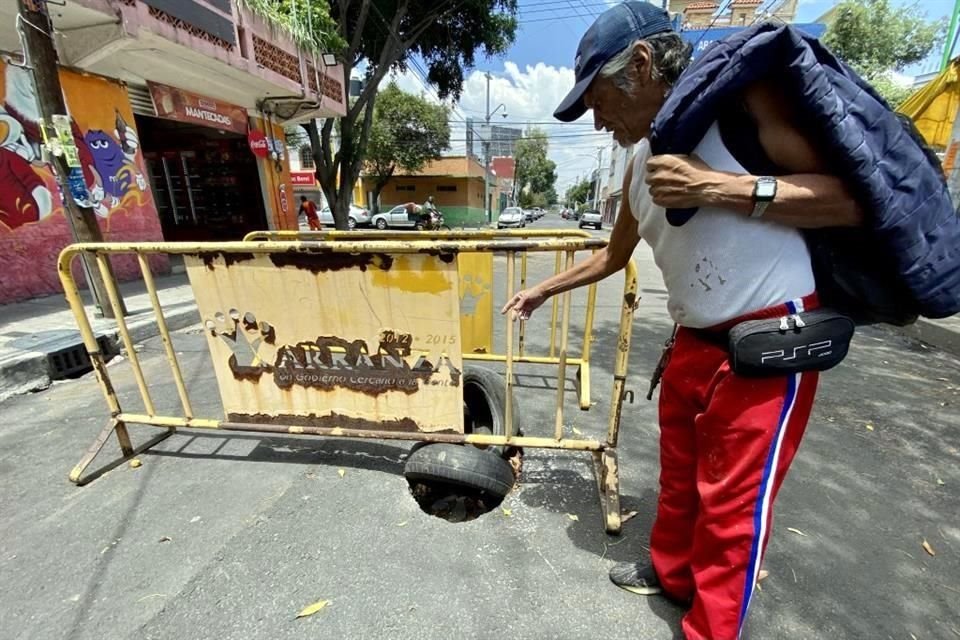 Más de dos meses lleva sin ser atendido el socavón en calle Cieneguillas.