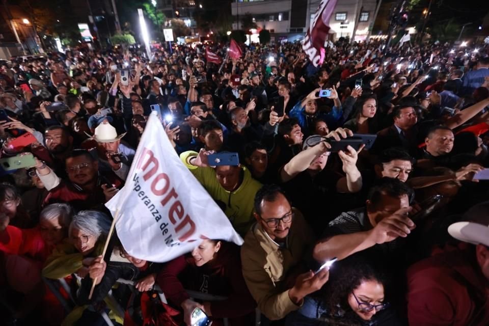 Pese a la lluvia, simpatizantes de Claudia Sheinbaum se reunieron afuera del World Trade Center y festejaron su anunciado triunfo.