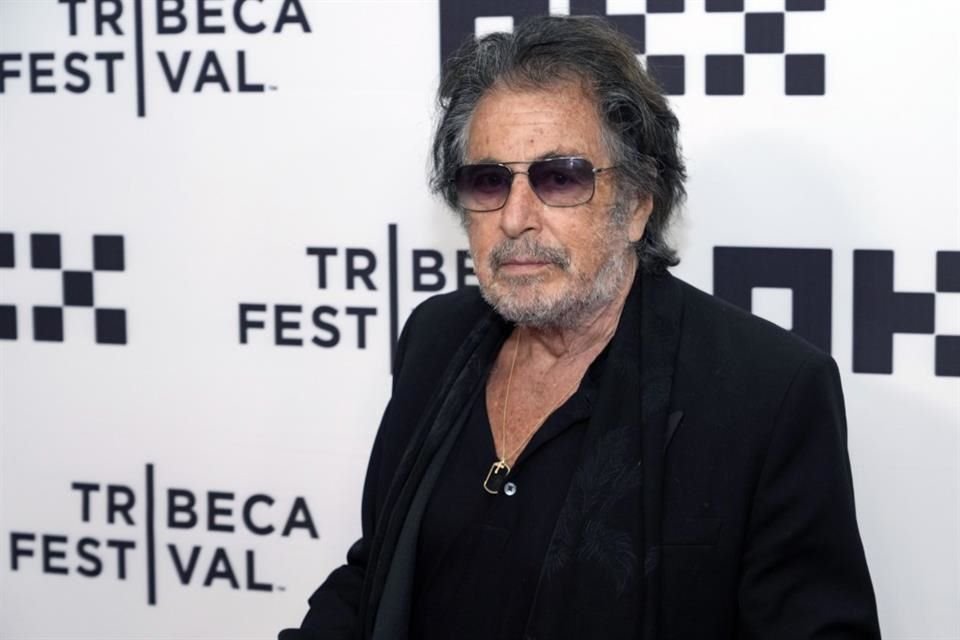 La productora Noor Alfallah solicitó la custodia total de su hijo de tres meses que comparte con el actor Al Pacino; continúan su romance.