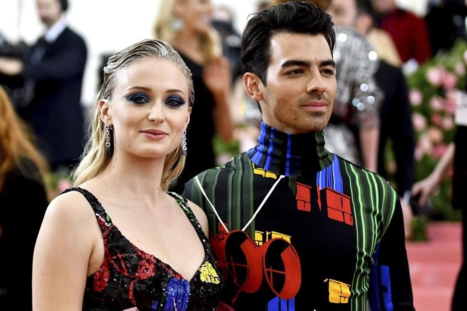 Joe Jonas presionó a Sophie Turner para que asistiera a eventos públicos tras dar a luz a su segunda hija, según fuentes cercanas a TMZ.