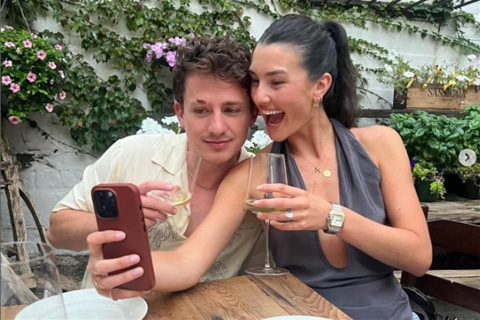 El cantante Charlie Puth se comprometió con su novia Brooke Sansone, a casi un año de relación; 'te amo infinitamente', escribió en redes.