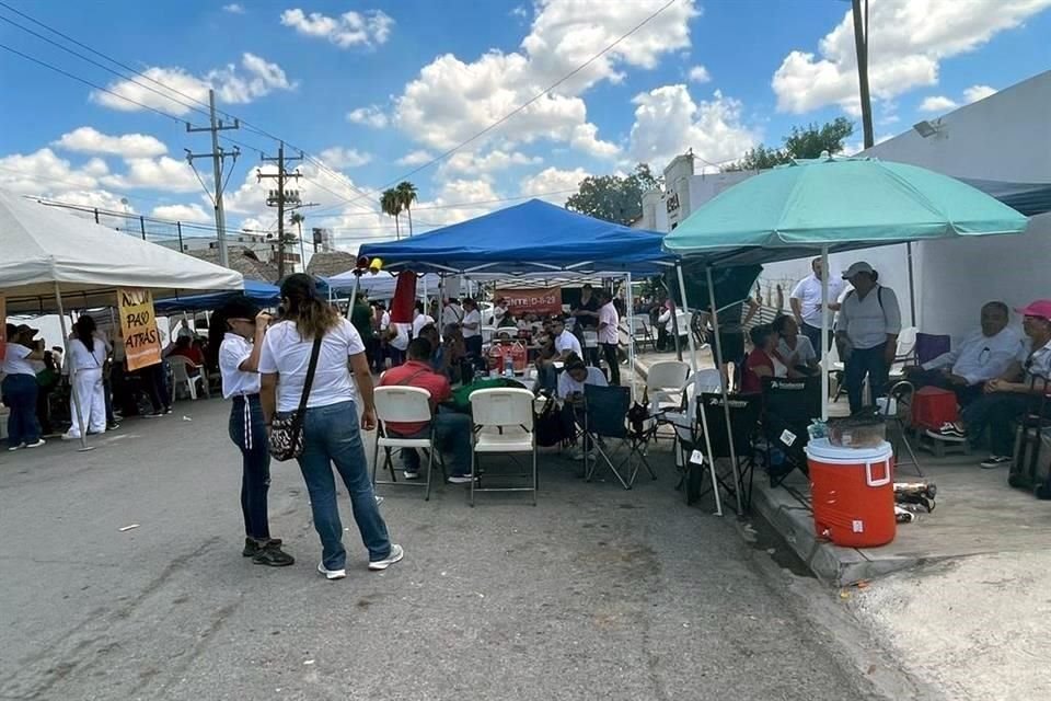 En Reynosa, algunos ciudadanos que viven en las calles vecinas manifestaron su inconformidad por el plantón ya que obstruyen cocheras y afectan a algunos comercios y negocios de alrededor.