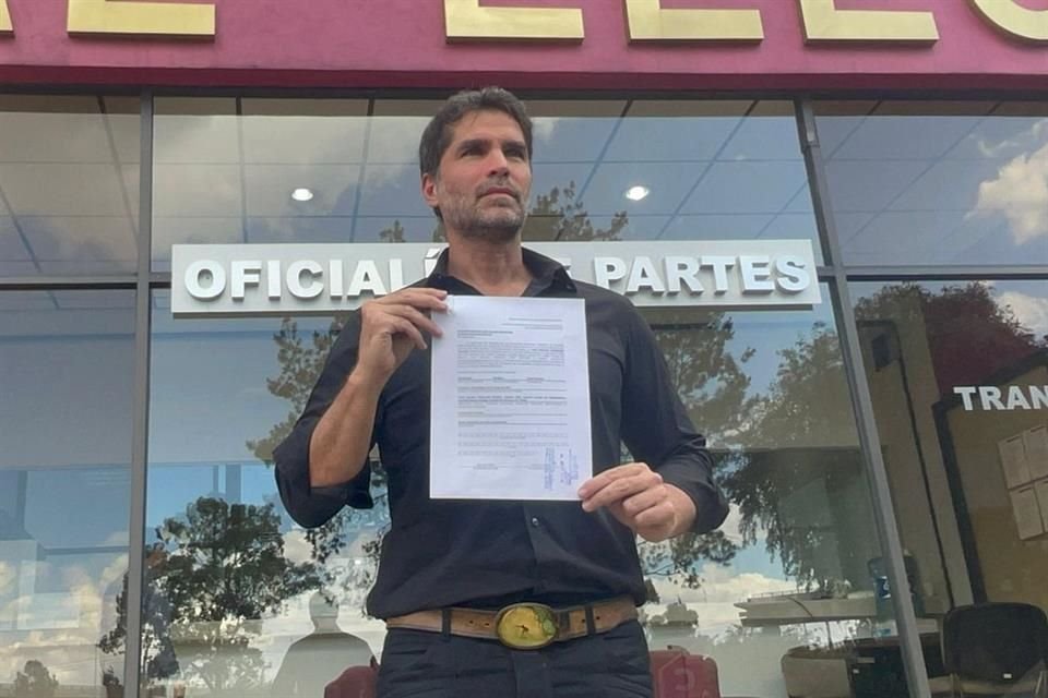 Eduardo Verástegui acudió esta tarde a la sede del INE para registrarse como candidato independiente a la Presidencia.