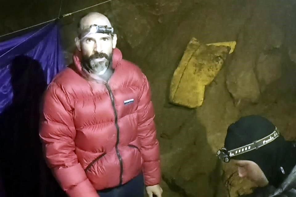 Expertos turcos e internacionales en rescate en cuevas están trabajando para salvar a un espeleólogo estadounidense.