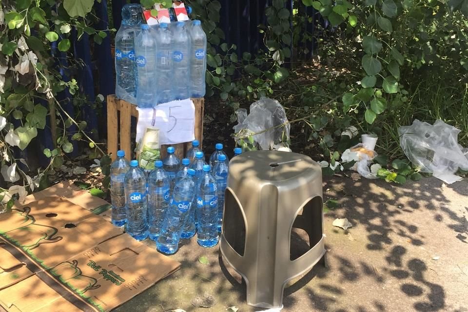 Asistentes aprovecharon las condiciones climáticas para ponerse a vender botellas de agua.
