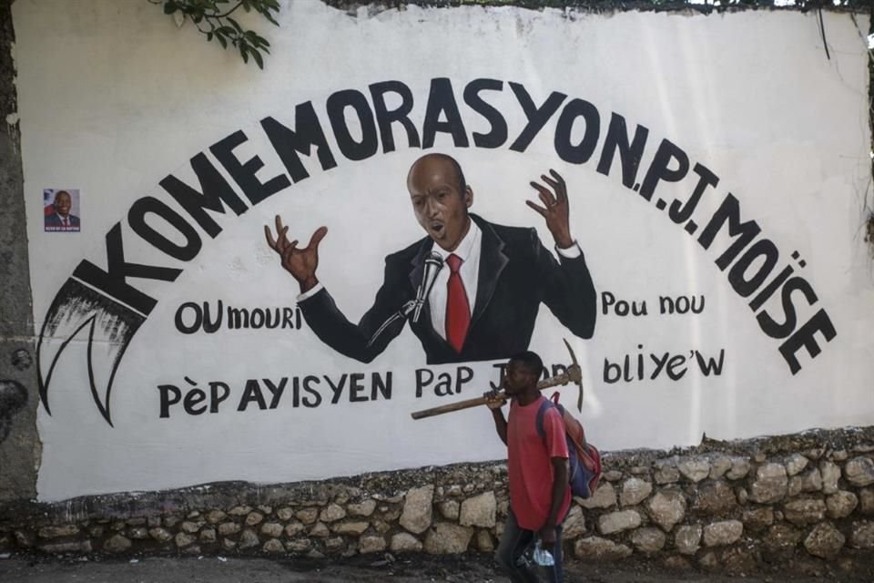 Un hombre pasa por delante de un mural en honor al presidente asesinado Jovenel Moïse, cerca de la residencia presidencial en la que fue asesinado, en Haití.