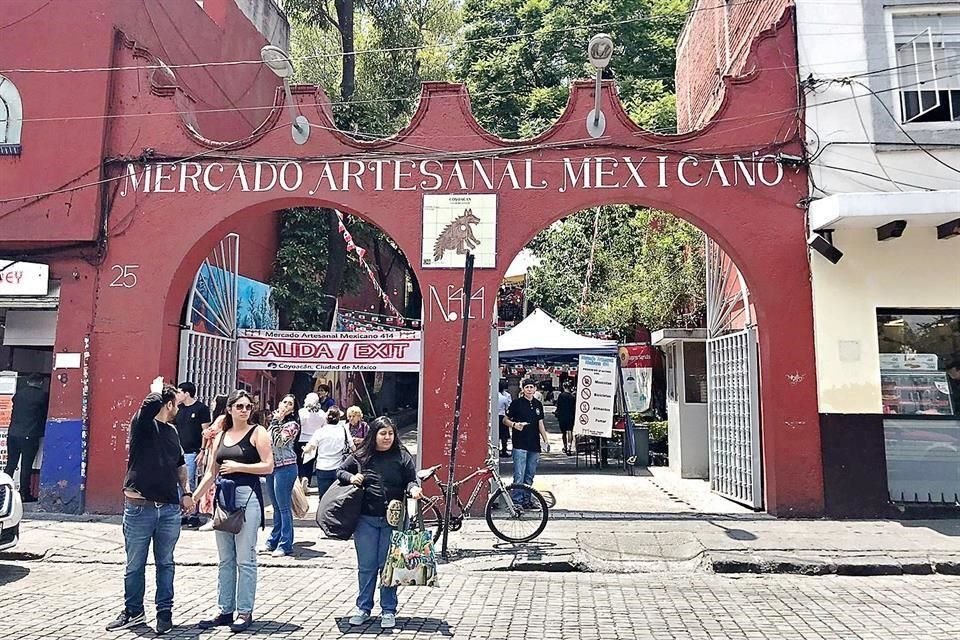 Locatarios acusan que el comercio informal ha aumentado.