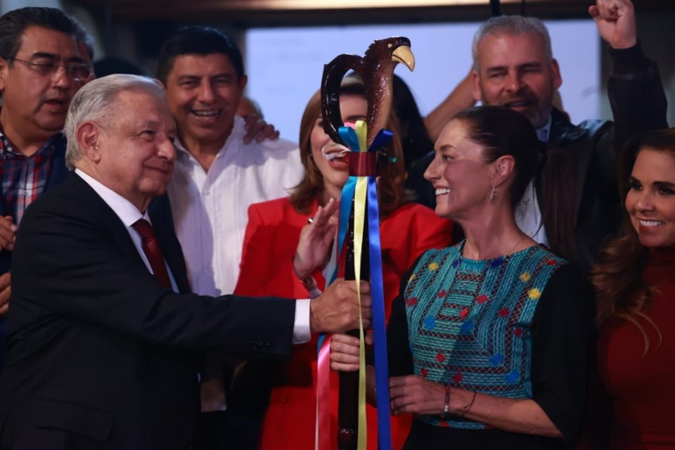  Tras recibir bastón de mando de manos del Presidente López Obrador, Sheinbaum destacó logros de 4T y ofreció 'cuidar su gran legado'