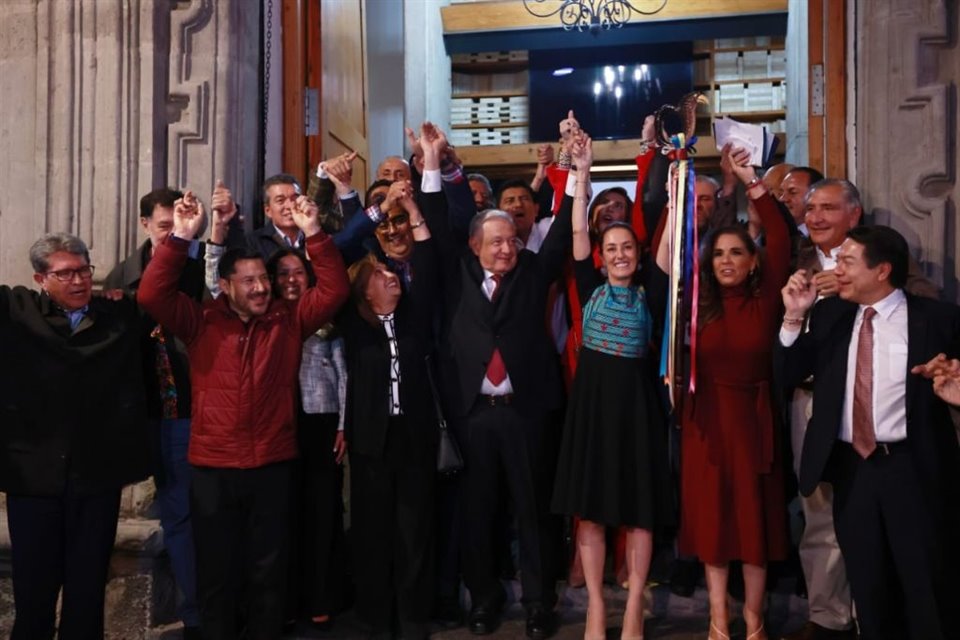 Tras recibir bastón de mando de manos del Presidente López Obrador, Sheinbaum destacó logros de 4T y ofreció 'cuidar su gran legado'.