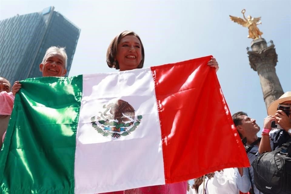 Xóchitl Gálvez asumió como coordinadora del Frente Amplio por México a los pies del Ángel de la Independencia.