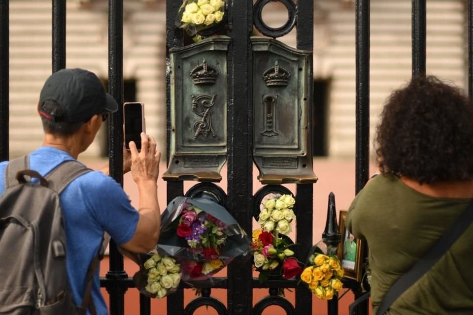 Tributos florales adornaron los enrejados de el palacio de Buckingham.