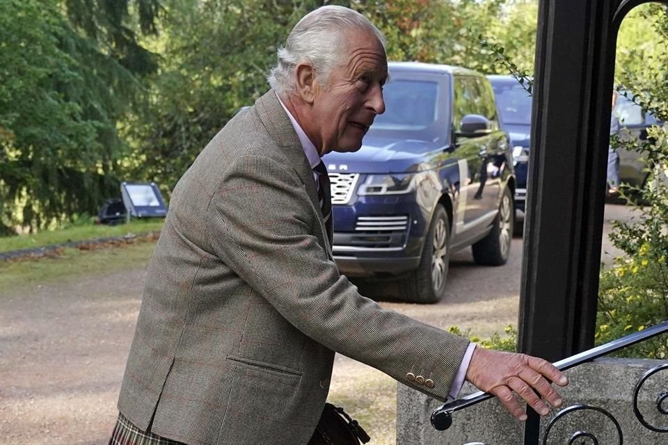 Posteriormente el Rey Carlos III se presentó en la iglesia parroquial de Crathie para una ceremonia en honor al aniversario de la muerte de la Reina Isabel II