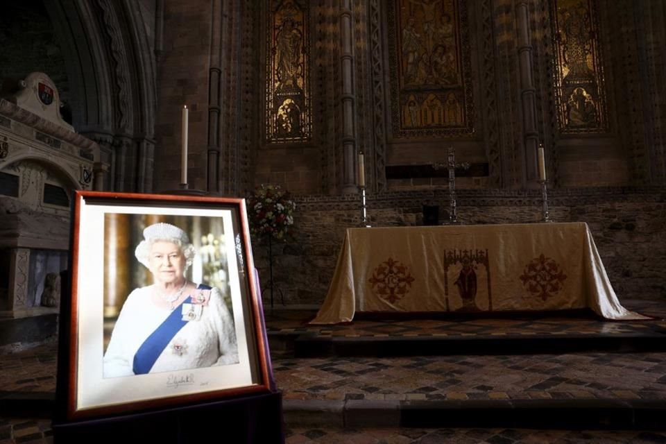 Un retrato de la Reina Isabel II fue puesto en la catedral de Saint Davids, poco antes de la llegada de los demas miembros de la familia real.