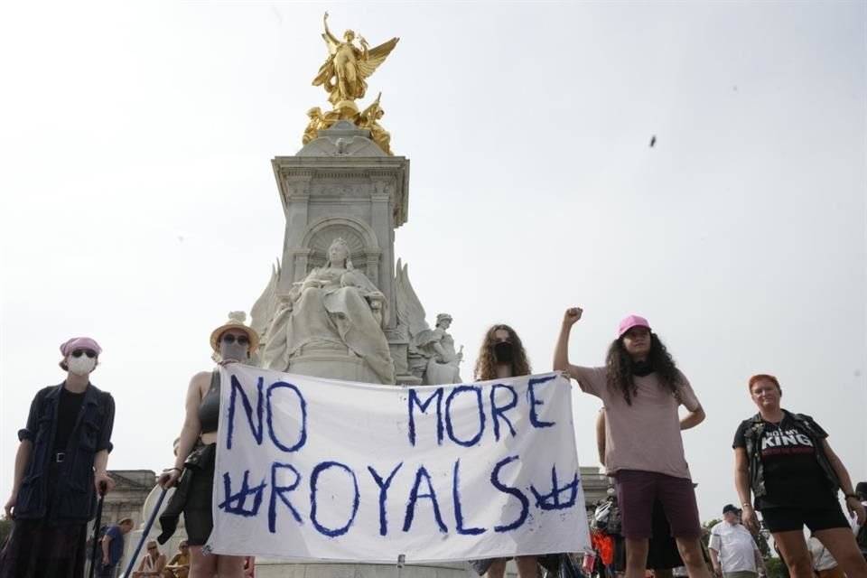 Durante el evento conmemorativo de la muerte de la Reina Isabel II también se hizo presente una manifestación en contra de la realeza, con mensajes claros de 'No más realeza'.