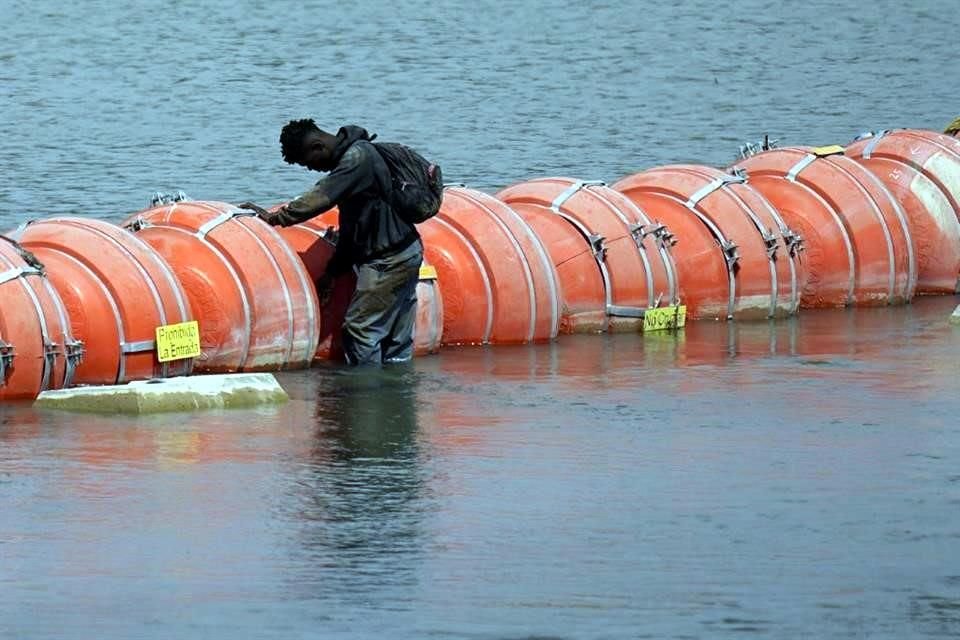 Un migrante colombiano frente a la barrera flotante de boyas.