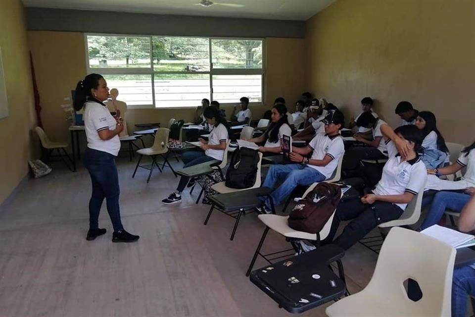 Berni Flor dando clases en Chiapas.