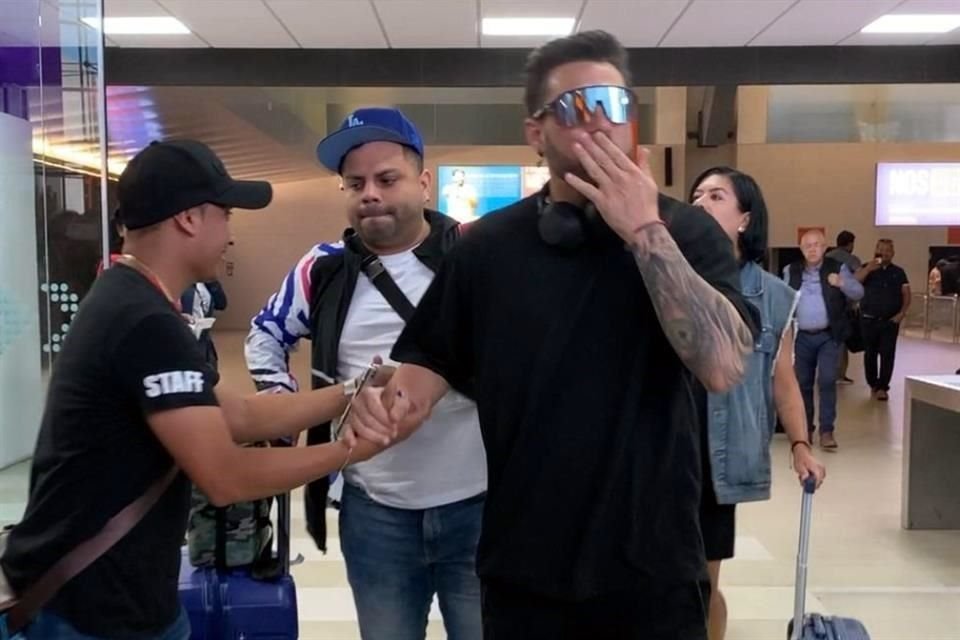 Nicola Porcella es recibido por sus fans en el Aeropuerto de Monterrey.
