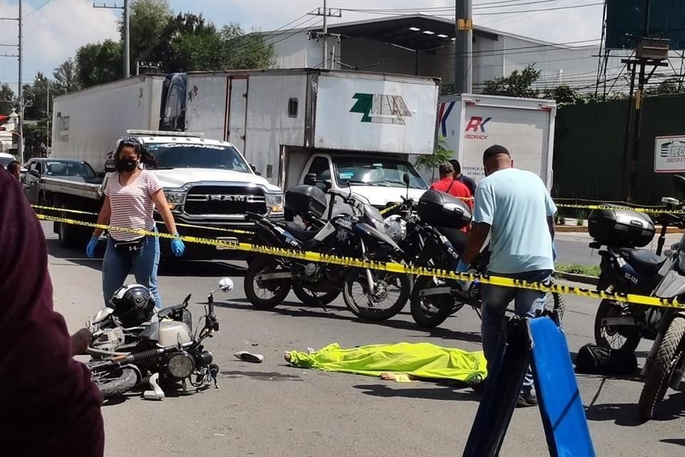 Una joven que viajaba con un hombre en una motocicleta fue arrollada por un tráiler.