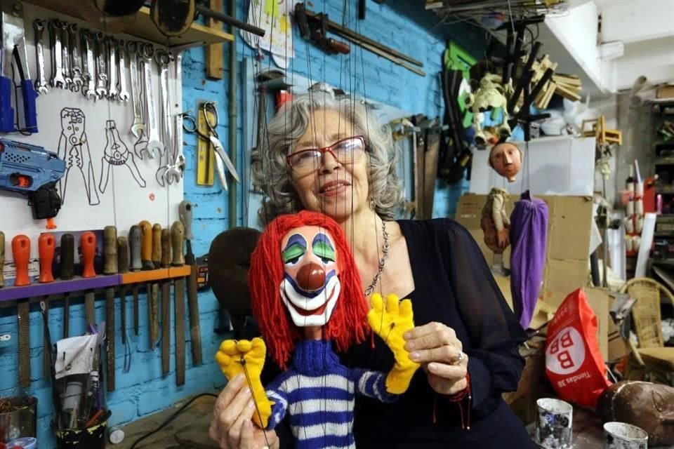 Lourdes Pérez Gay con el payaso Gervasio, uno de los personajes de 'El circo', una de las primeras obras montadas por Marionetas de la Esquina.