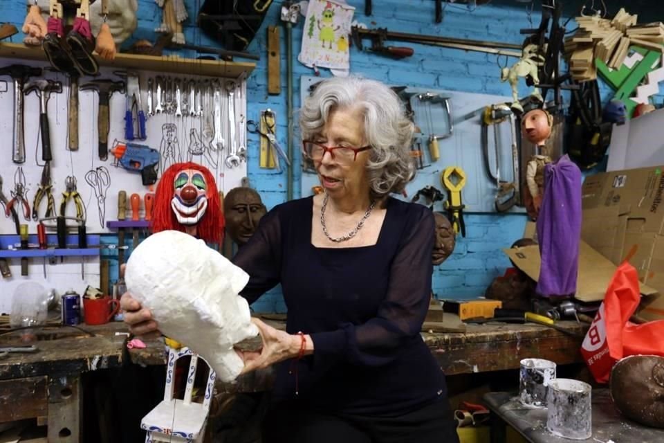 El taller es el gran laboratorio de creación de Marionetas de la Esquina; ahí cobran vida los personajes de sus obras.