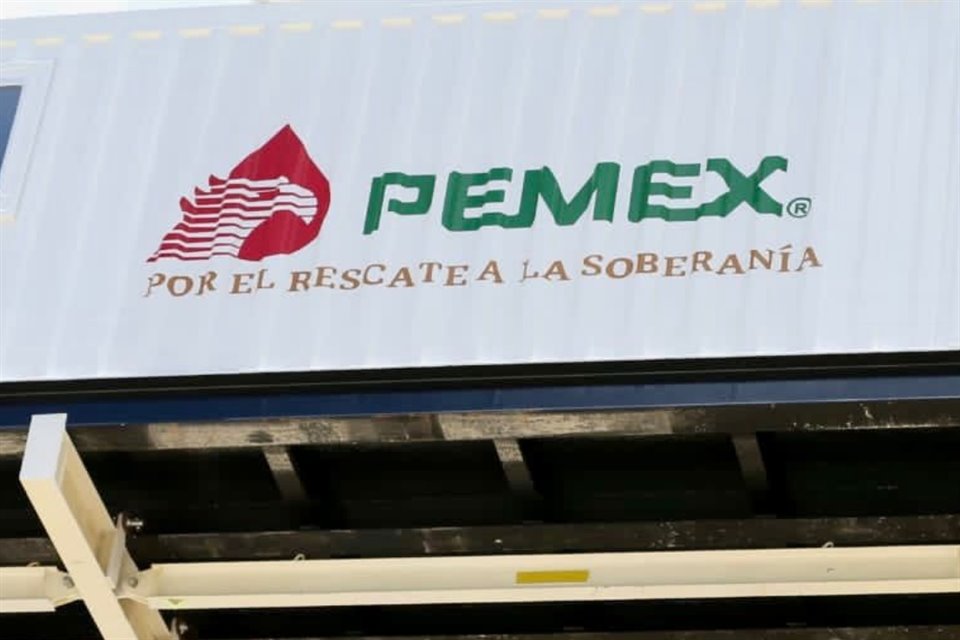 La deuda de Pemex alcanzó los 106 mil millones de dólares el mes pasado, lo que convierte a la empresa en el productor de petróleo más endeudado del mundo. 