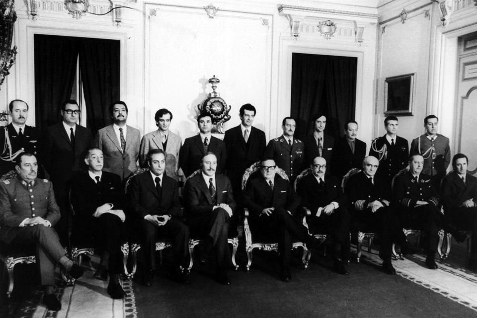 El Presidente Salvador Allende y su gabinete, fotografiados por la lente de Ojeda.