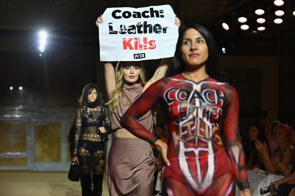 El desfile de Coach en la Semana de la Moda en NY se vio abatido por una protesta de PETA cuando una activista se infiltró en la pasarela.