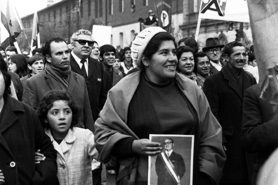 Naúl Ojeda retrató la raigambre popular de Allende, por ejemplo a través de personas que se prendían su retrato en la chaqueta.