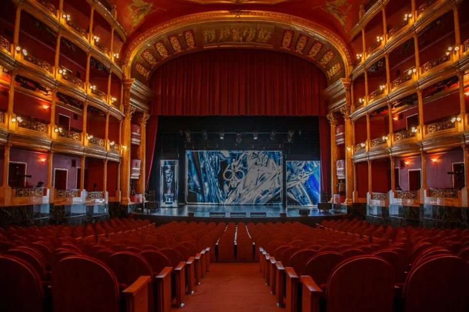 Así luce el Teatro Degollado, que mañana recibirá la 65 entrega de los Premios Ariel, que por primera vez salen de la Ciudad de México.