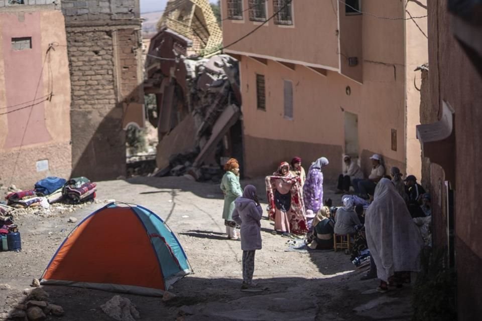 Las personas temen volver a sus casas por posibles réplicas o daños a las estructuras que podrían colapsar.