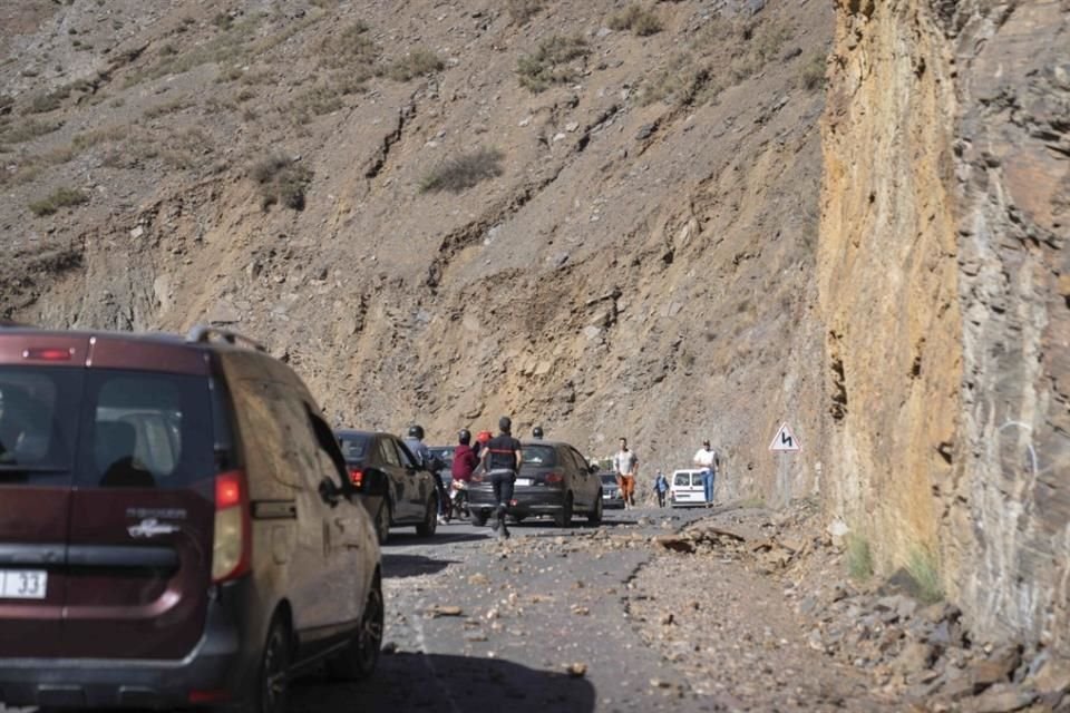 Carreteras fueron bloqueadas por deslaves de rocas.