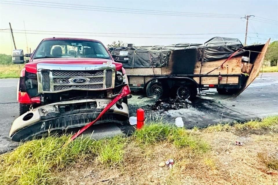 En la rotonda de entrada al poblado Los Guerra, un vehículo de los llamados 'monstruos' impacto lateralmente la camioneta pick up color roja y dañó el remolque.