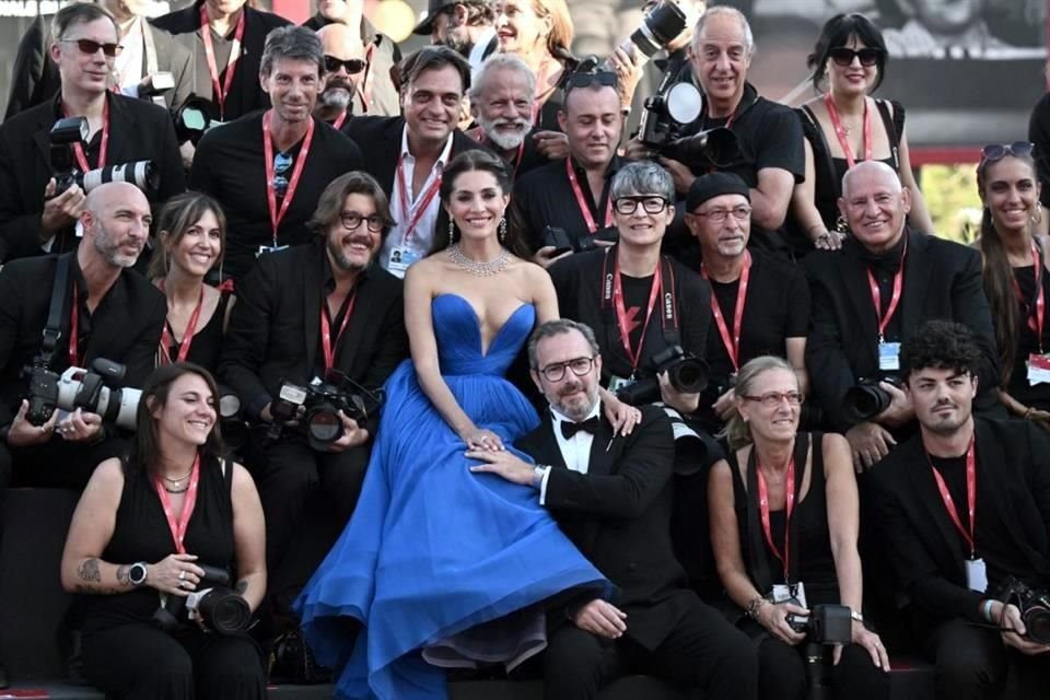 La actriz italiana Caterina Murino y Edouard Rigaud posan con los fotógrafos durante la alfombra roja de la ceremonia de clausura del 80 Festival de Cine de Venecia.