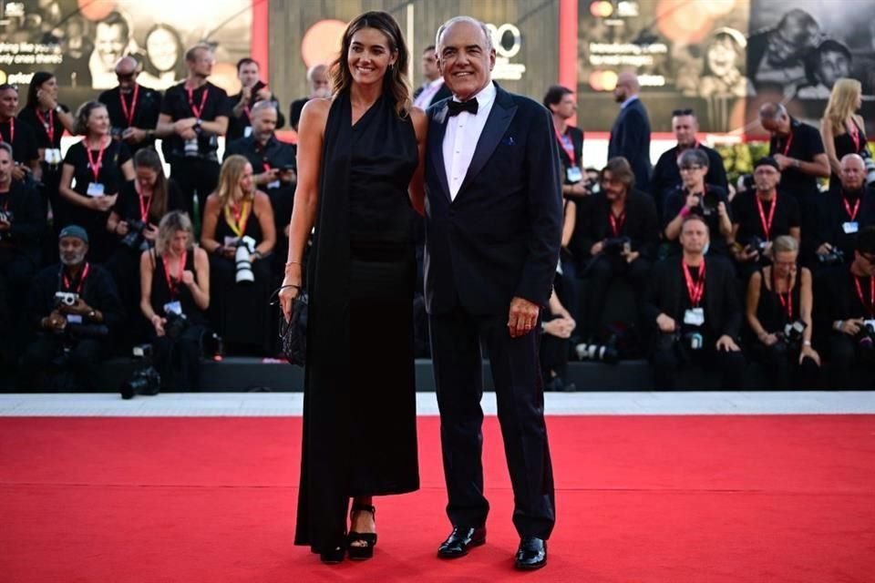 El director del 80 Festival Internacional de Cine de Venecia, Alberto Barbera y Giulia Rosmarini, asisten a la alfombra roja.