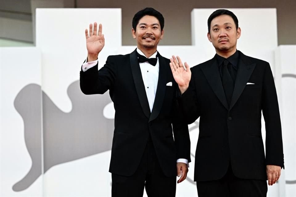 El actor Hitoshi Omika (izq.) y el director japonés Ryusuke Hamaguchi asisten a la alfombra roja de la ceremonia de clausura.