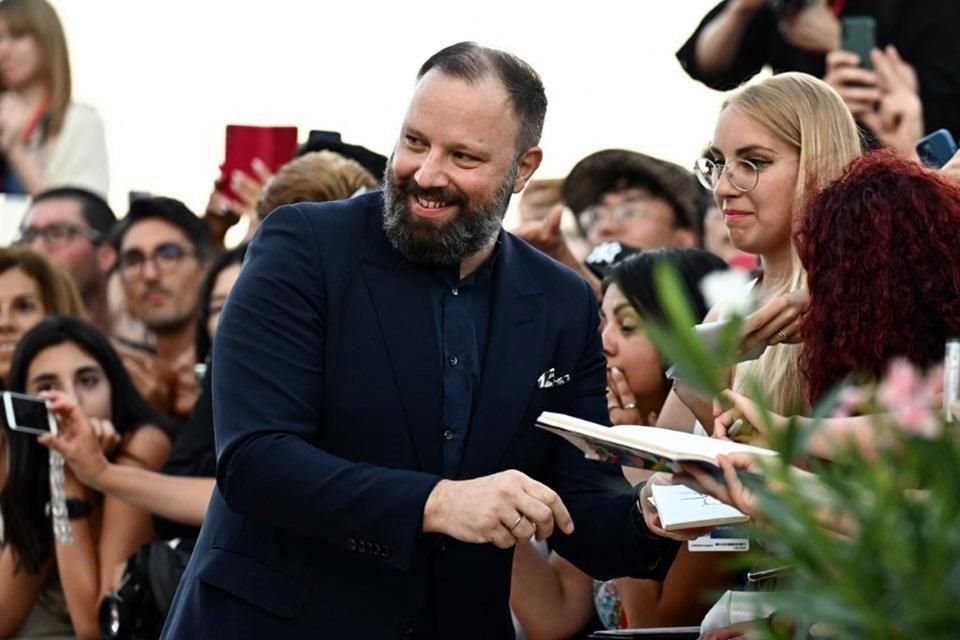 El director Yorgos Lanthimos asiste a la alfombra roja de la ceremonia de clausura del 80 Festival de Cine de Venecia.